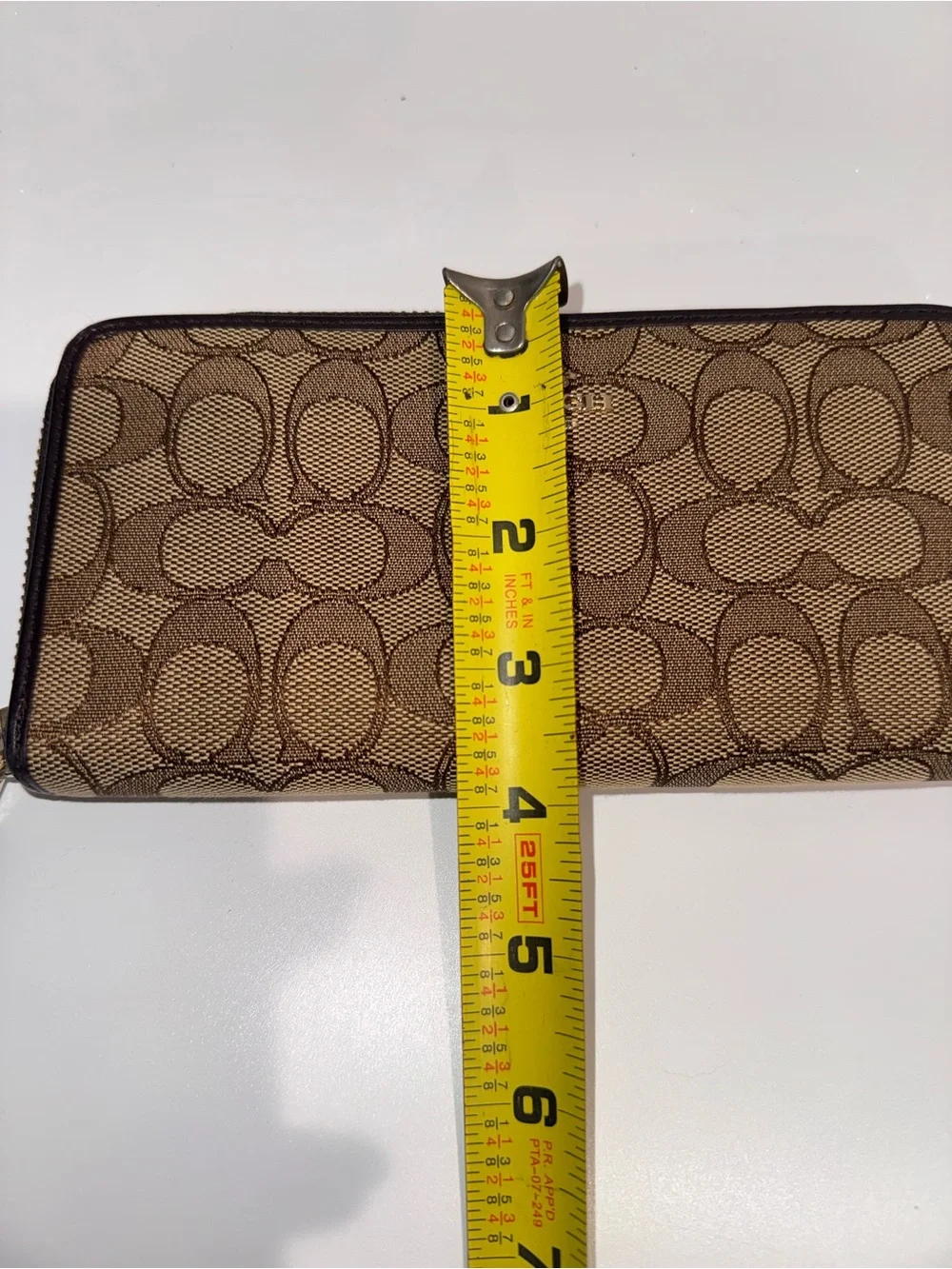 Coach F54633 Outline Signature Accordion Zip Wallet like new